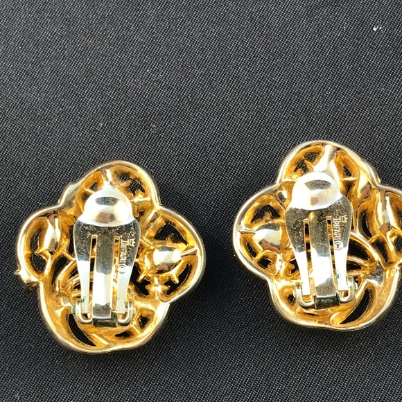 Vintage Trifari gold and rhinestone clip earrings - Picture 2 of 3